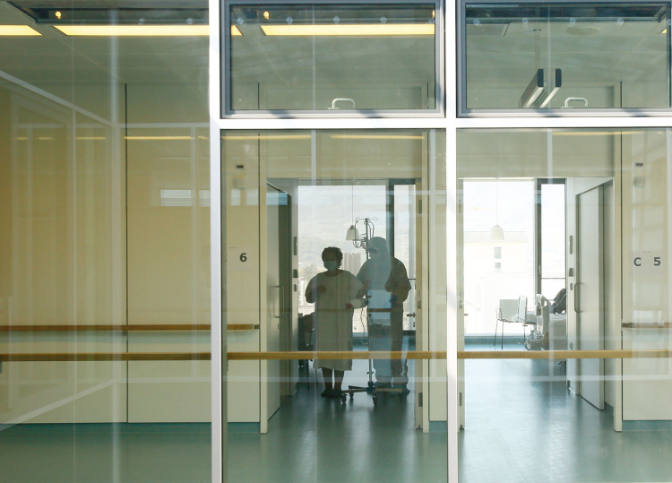 Ist es möglich, dass in all diesen Monaten niemand daran gedacht hat, dass es nicht nur Intensivbetten und Geräte braucht, sondern auch gut ausgebildetes Fachpersonal, das sich um die schwer kranken Patienten kümmert? Krankenhaus