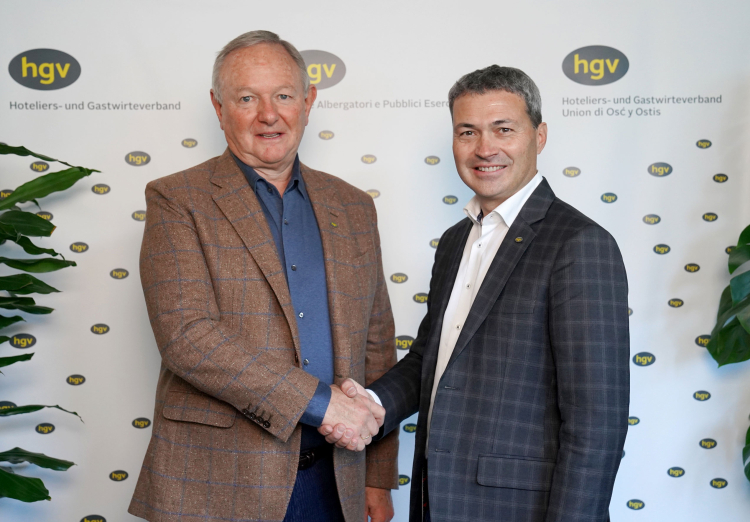 Zwei mit einem Lächeln im Gesicht: Manfred Pinzger (links im Bild) übergibt an seinen Nachfolger Klaus Berger.