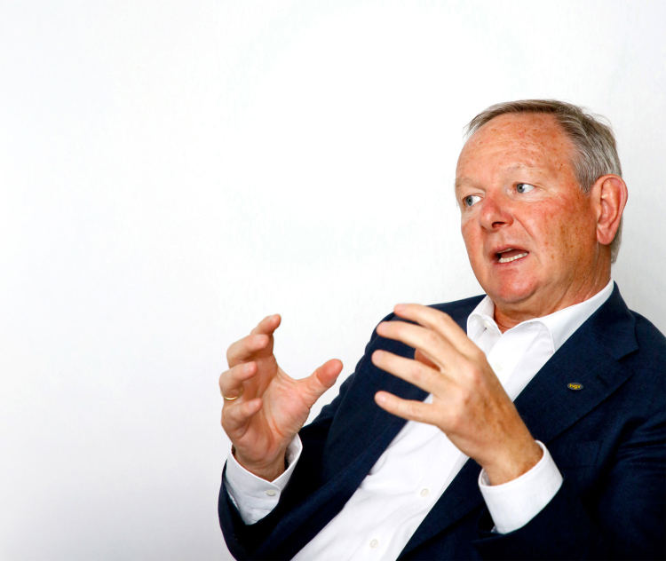 Manfred Pinzger, bald 66, ist Gastwirt, Politiker und noch bis Dienstag kommender Woche Präsident des Hoteliers- und Gastwirteverbands HGV. Seine politische Karriere begann er bei der Jungen Generation (JG) der SVP, 2006 zog er für die Partei in den 
römischen Senat ein. Nach seinem Ausscheiden 2013 wurde er an die Spitze des HGV gewählt.