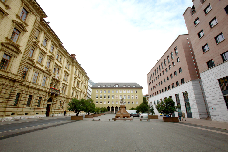 Der Silvius-Magnago-Platz in Bozen: Bis 2018 standen hier Pflanzentöpfe mit Bäumchen, danach wurde er
umgebaut. Samt Autonomie-Parcours kostete der Spaß 2,3 Millionen Euro. Nun soll der Platz wieder begrünt werden – mit Pflanzentöpfen …