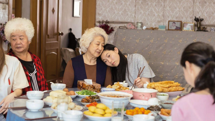 Billi mit ihrer Nai Nai, der Großmutter, beim Besuch in China (Mitte): Komik und Tragik der kleinen Unterschiede.