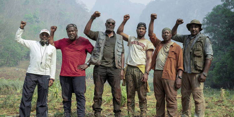 Spike Lee (links) und seine Darsteller in „Da 5 Bloods“