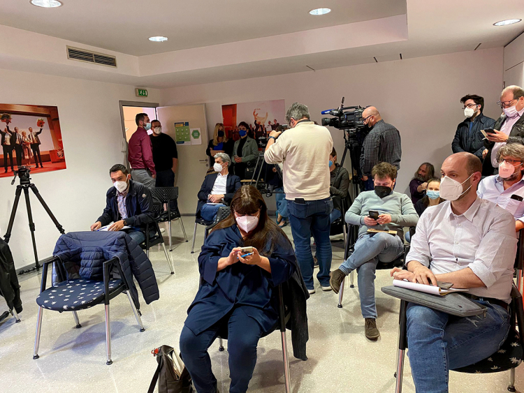 Eine Partei nahe am Abgrund: In der SVP bleibt kein Stein auf dem anderen, das wird nach der Pressekonferenz von Montag dieser Woche (im Bild) einmal mehr klar. Auch die ff hat in den vergangenen Monaten immer wieder darüber berichtet. Der Politikwissenschaftler Günther Pallaver sagt im ff-Interview: „Es handelt sich hier um eine strukturelle Krise der Südtiroler Volkspartei. Und es ist eine Krise, die im Grunde schon seit vielen Jahren herrscht.“ SVP Pressekonferenz