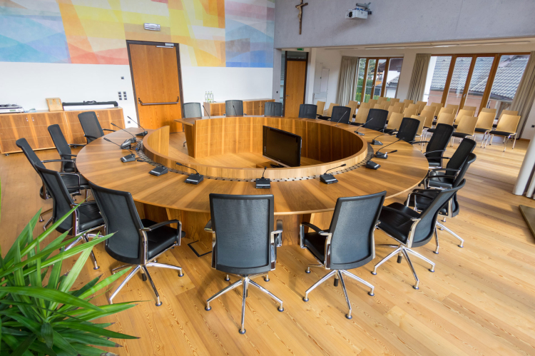 In den Gemeinderäten wird zum Jahresende über den Haushalt diskutiert, manchmal auch gestritten: Kosten steigen, Verfahren werden komplizierter, trotzdem soll investiert werden.