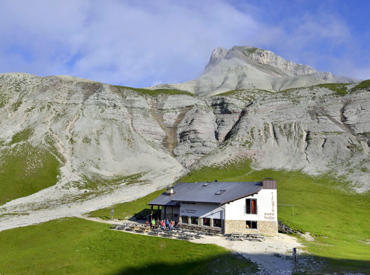 Wie zahlreiche Schutzhütten haben auch diese mit Wasserknappheit zu kämpfen: die Puezhütte im Naturpark Puez-Geisler (Cai), ...