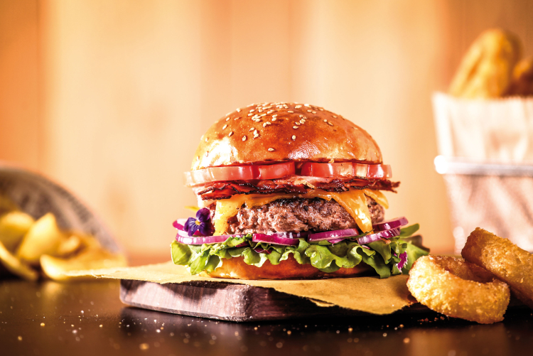 Burger vom Riverside Gastropub in Percha