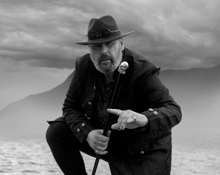 Für seine Thriller nutzt Roman Koch ein Pseudonym: Warum schauen alle zu und keiner unternimmt etwas?