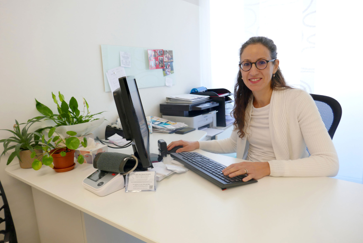 Sabrina Pernstich in ihrer Praxis in St. Jakob/Leifers. Sie sagt: „Der Hausarztberuf
ist mein Herzensberuf.“