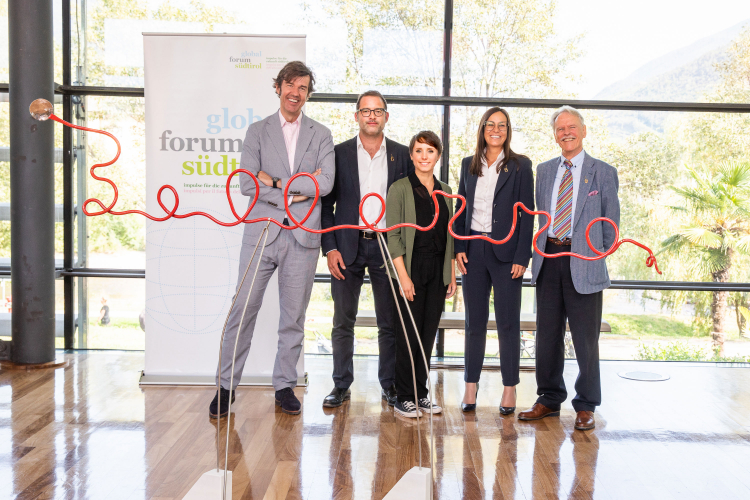 Stefan Sagmeister, Organisator Christian Girardi, Gina Schöler, Moderatorin Dorotea Mader und Glücksforscher Bruno Frey