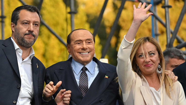  Giorgia Meloni mit Matteo Salvini (links) und Silvio Berlusconi