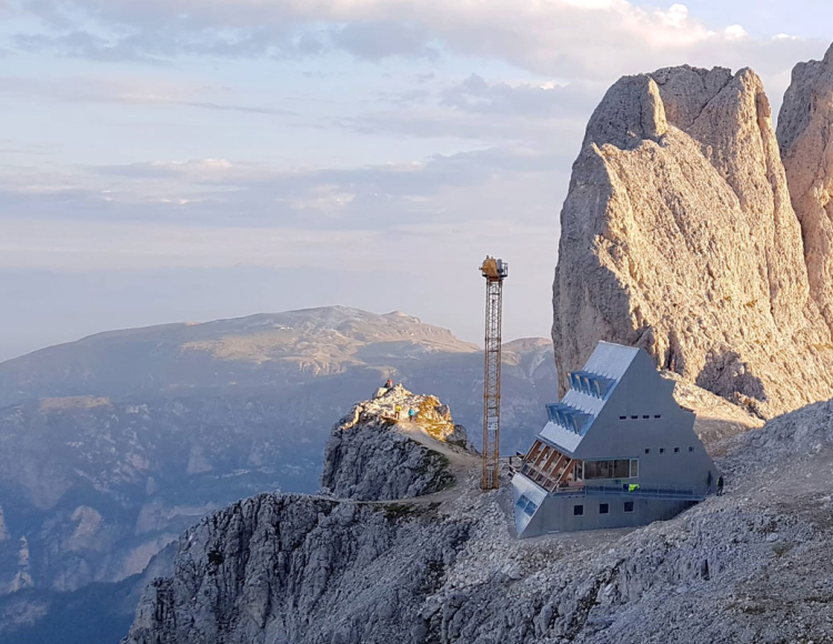 In ff 11/26 schrieb Georg Mair in einem kurzen Kommentar über den Südtiroler Architekturpreis. Darin stand unter anderem über die Auszeichnung für die umstrittene neue Santnerpasshütte auf 2.700 Metern: „Lassen sich gesellschaftliche und politische Diskussionen ausblenden, wenn man Preise vergibt?“
Das hatte gegensätzliche Reaktionen zur Folge, die wir auf dieser und der Seite gegenüber abdrucken.