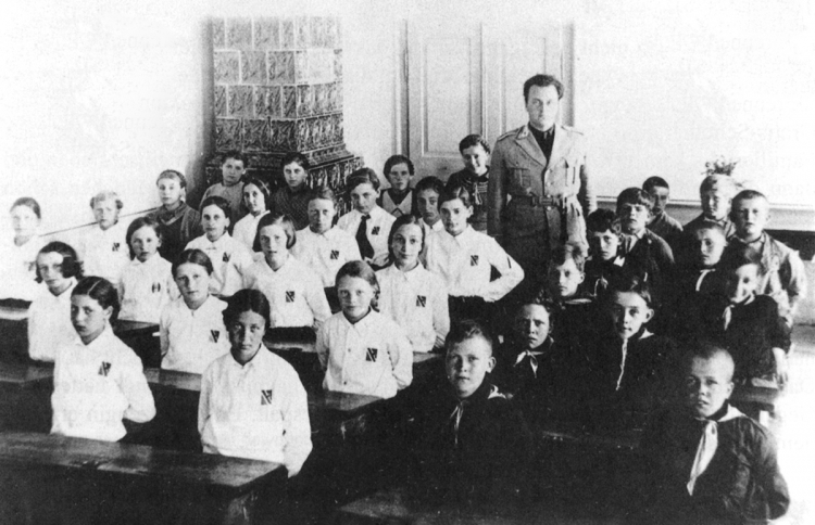 Die Schulkinder, die bei keiner faschistischen Organisation mitmachten, wurden fortwährend benachteiligt – und ganz hintangesetzt: Das Foto zeigt, wie am „sabato fascista“ auch im Unterricht Uniform getragen wurde. Schulkinder