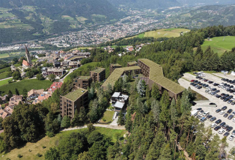 Das Athesia-Projekt an der Talstation mit Haupthäusern und fünf Beherbergungstürmen: So schaut der Plan für das „Monsterhotel“ auf der Plose aus. Eine Baukonzession gibt es dafür nicht. Die Besitzer werden ihre Bettenrechte gerichtlich zurückfordern.