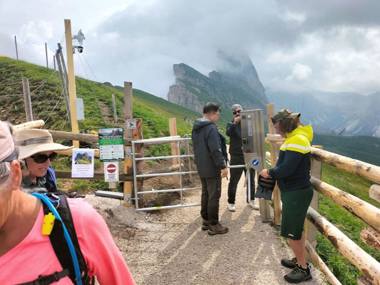 Das Drehkreuz auf der Seceda ist wieder in Betrieb: Fünf Euro (mit Karte oder bar) kostet der Zugang zum bekannten Fotohotspot.