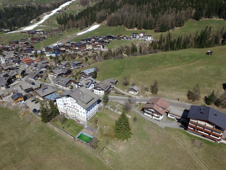 Im Vordergrund, das betroffene Areal befindet sich an der gegenüberliegenden Straßenseite.