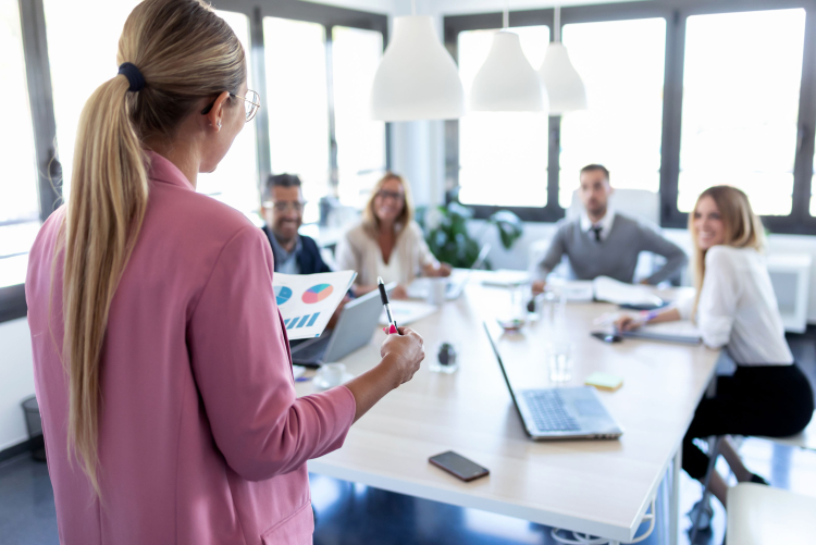 Betriebliche Pflichtweiterbildungen sind gesetzlich geregelt. Gerade wird an einem neuen Staat-Regionen-Abkommen gewerkelt. Mit den geplanten Änderungen sind nicht alle zufrieden. Südtirols Verbände befürchten noch mehr Bürokratie.