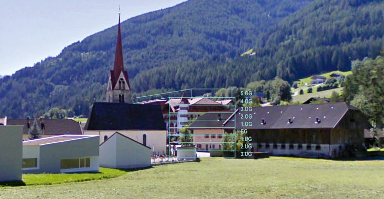 Die Kirche in Montal, dahinter das Hotel Lanerhof: Nach einer Simulation von
Heimatpfleger Albert Willeit wird es künftig noch prägender für das Dorf. Kirche in Montal