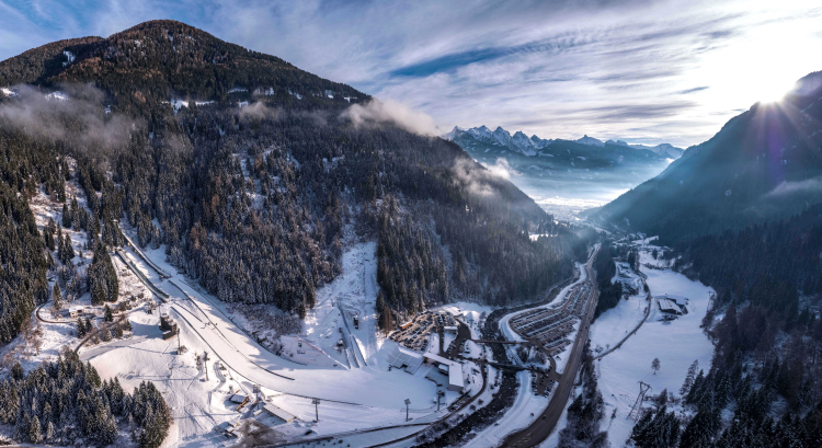30 Prozent der Olympiamedaillen werden in der Val di Fiemme vergeben: im Skispringen, im Langlauf und in der Nordischen Kombination. Dafür wurden das Langlaufzentrum Lago di Tesero und das Skisprungstadion Predazzo (im Bild) für 63 Millionen Euro erneuert.