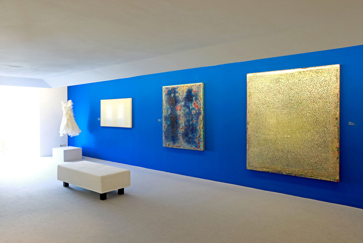 Im „Himmel“ der Sonderausstellung „Klangfarben“ im Museum Rudolf Stolz, von links: Papierkleid von Minu Ghedina; Robert Bosisio („Fenster“) und zwei Bilder von Robert Pan.