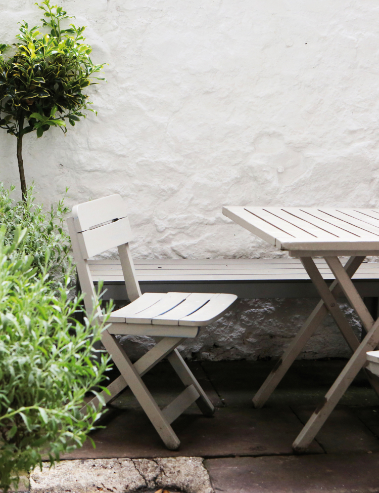 Schicker Schutz gegen Wind und Wetter: Holzmöbel, die im Freien stehen, müssen hin und wieder neu gestrichen werden – ein Mehr an Arbeit, dafür aber auch eine Gelegenheit zur individuellen Gestaltung. Terrasse