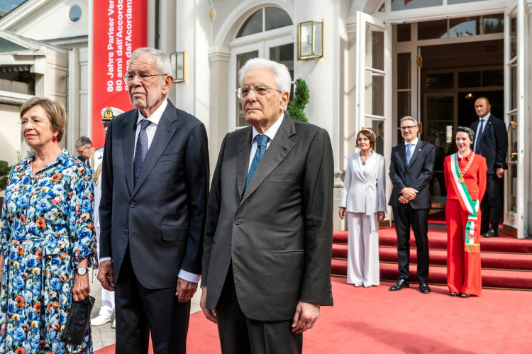 Kurhaus Meran: in Reih und Glied vor der 80-Jahr-Feier des Pariser Vertrages. Vorne Staatspräsident Sergio Mattarella (rechts), der österreichische Bundespräsident Alexander van der Bellen und dessen Gattin Doris Schmidauer. Hinten Regierungskommissarin Maddalena Travaglini (links), Landeshauptmann Arno Kompatscher und Merans Bürgermeisterin Katharina Zeller.