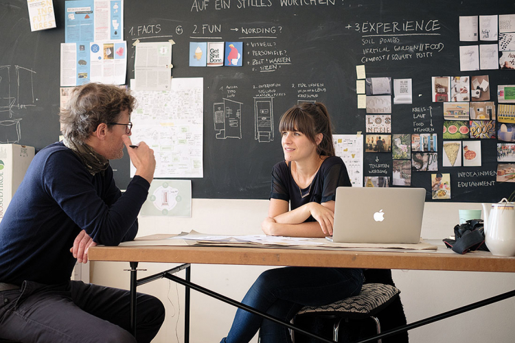 Markus Larcher hat mit Johanna Perret über ein anrüchiges Thema gesprochen: Die Design-Studentin will eine verkannte Ressource nutzen – den menschlichen Kot. Markus Larcher und Johanna Perret