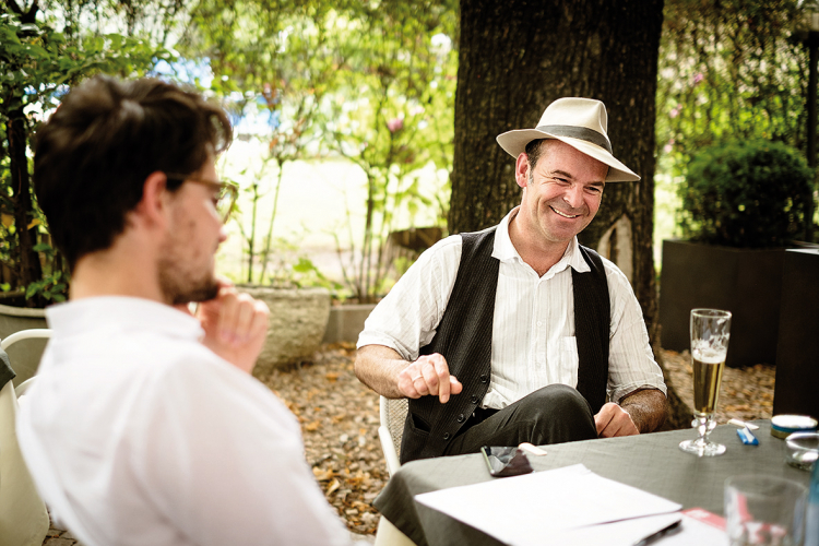 Bild oben:
Manuel Saxl (links) mit Theatermensch Dietmar Gamper im Garten des Hotels Stiegl in Bozen: Das Porträt über den „Grantler“ finden Sie ab Seite 48. Theatermensch Dietmar Gamper