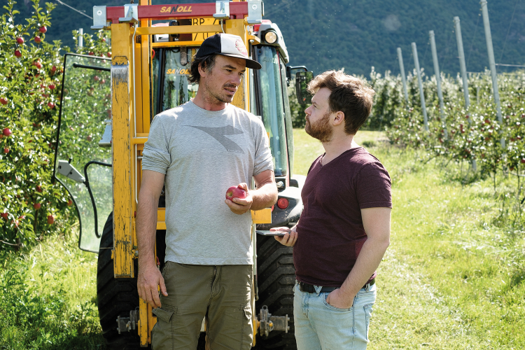 Auf der Obstwiese: Bio-Apfelbauer Andreas Gschleier erklärt ff-Redakteur Andrej Werth, wie er
zum Apfel kam. Apfelbauer Andreas Gschleier