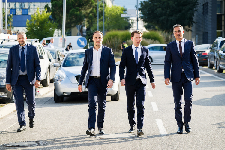Ein Bild aus besseren Tagen: Bundeskanzler Sebastian Kurz auf Südtirol-Besuch. Nach Kurz’ Rücktritt erklärte SVP-Obmann Philipp Achammer, der mit Kurz privat befreundet ist, er glaube nicht an dessen politisches Ende. Landeshauptmann Arno Kompatscher sprach von schweren Vorwürfen der Staatsanwaltschaft, wollte aber kein Urteil abgeben. Bundeskanzler Sebastian Kurz auf Südtirol-Besuch