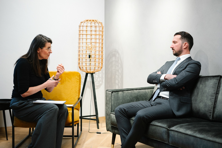 Auf den Termin für das Interview mit Georg Ebner musste sie über eine Woche warten. Am Ende kam der zukünftige Chef der Athesia für das Gespräch mit Silke Hinterwaldner in die Redaktion. Das Interview ist Teil der Titelgeschichte über die Athesia. Silke Hinterwaldner und Georg Ebner