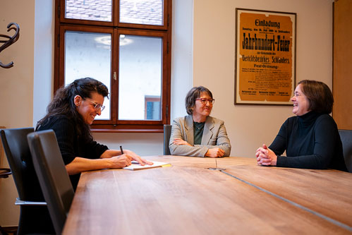 In Schlanders im Vinschgau: Silke Hinterwaldner im Gespräch mit den zwei Bürgermeisterkandidatinnen von Schlanders – Kunhilde von Marsoner, Christine Kaaserer.