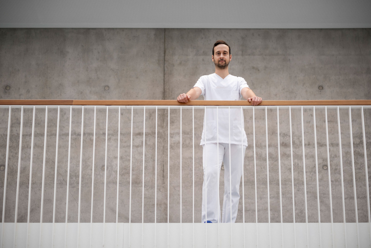 Giacomo Boselli arbeitet als Krankenpfleger in der Ersten Hilfe des Bozner Krankenhauses.
Für ihn ist die medizinische Versorgung eine Kette, in der jeder Mensch seinen Teil beiträgt.
