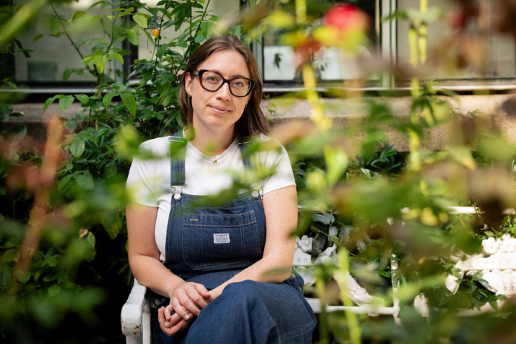 Nadia Rungger ist eine Schriftstellerin,
die viele kluge Sätze über das Schreiben sagt: „Worte sind dazu da, um
Menschen zum Stolpern zu bringen.“