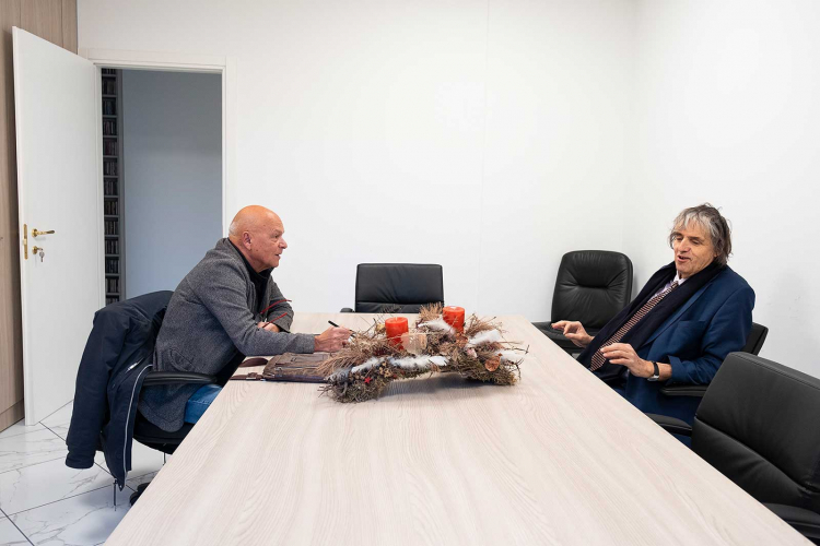 Alte Haudegen: ff-Chefreporter Norbert Dall’Ò (links) im Gespräch mit Mario Bertoldi. Der Gerichtsreporter berichtet seit 40 Jahren für den Alto Adige. Das Porträt über ihn lesen Sie ab Seite 60. ff-Chefreporter Norbert Dall’Ò (links) im Gespräch mit Mario Bertoldi
