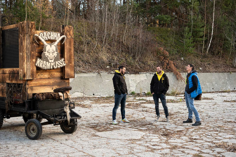 Bei den Krampussen: Karl Hinterwaldner (rechts im Bild) hat die Oachna Oberkrampusse in Natz besucht. Daraus entstanden ist das Porträt ab Seite 60.
Karl Hinterwaldner (rechts im Bild) und die Oachna Oberkrampusse