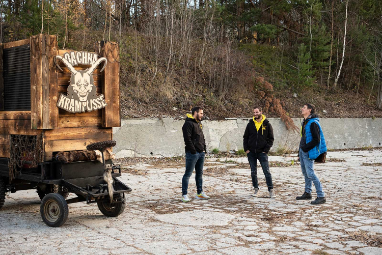 Karl Hinterwaldner (rechts im Bild) und die Oachna Oberkrampusse