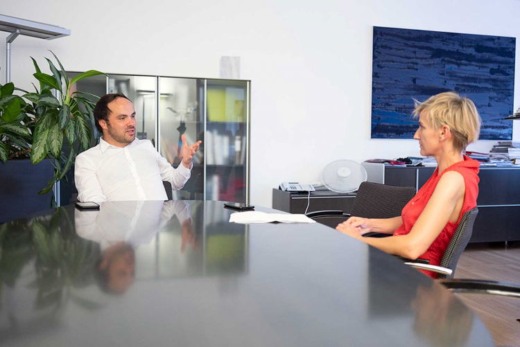 SVP-Obmann Philipp Achammer in seinem Büro im Interview mit Alexandra Aschbacher. Was er zum Zustand der SVP sagt, lesen Sie ab Seite 20.