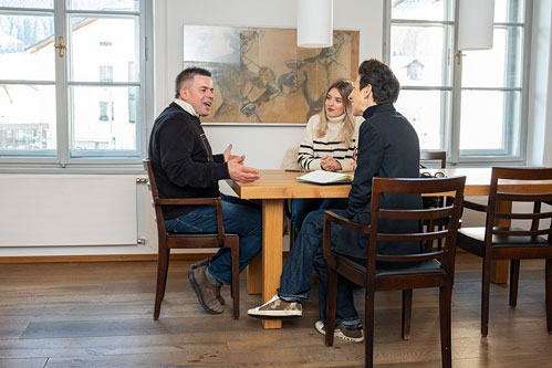 Sextens Bürgermeister Thomas Summerer im Gespräch mit Julia Staffler (hinten) und Verena Pliger über den Sinner-Boom. Was er sagt, lesen Sie in der Titelgeschichte ab Seite 34.