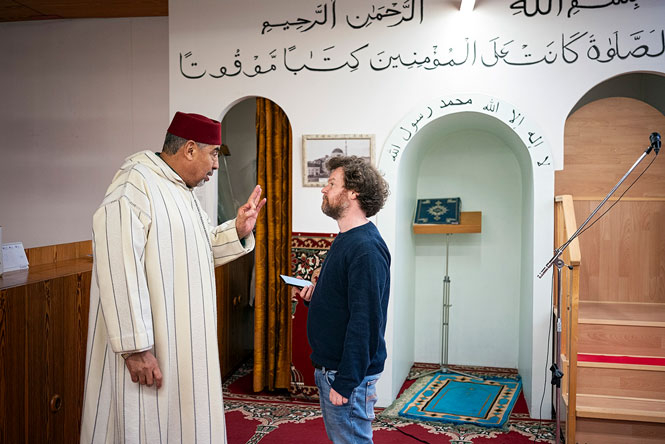 Andrej Werth mit dem Imam Abdeslam Termassi in der Moschee in Brixen. Er ist einer der Protagonisten von Werths Reportage über die Welt der Muslime in Südtirol. Die Titelgeschichte lesen Sie ab Seite 30.