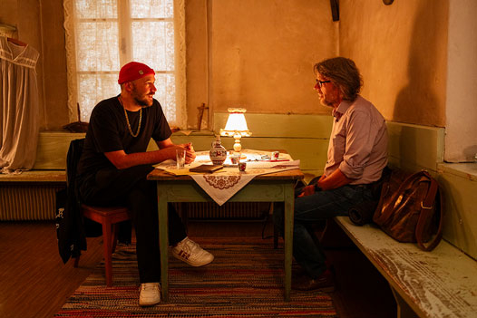 Georg Mair mit dem Theaterregisseur Martin Finnland (links) in Maria Heim. Was Finnland
und sein Ensemble Nesterval für ein besonderes Theater machen, lesen Sie ab Seite 52.