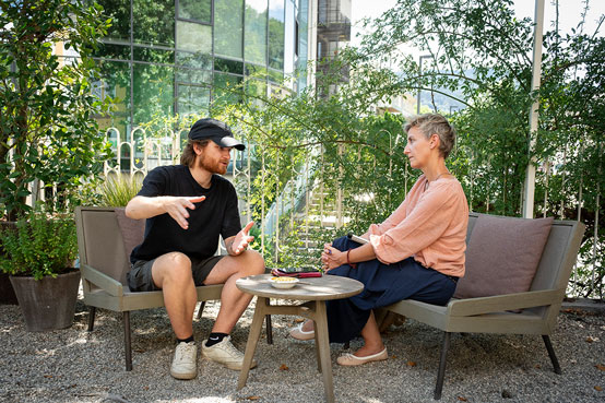 In Brixen: Alexandra Aschbacher hat sich mit Moritz Holzinger im Café des Hotel Jarolim getroffen. Sie wollte vom Klimaschutz-Aktivisten wissen, ob er Angst vor dem Klimawandel hat. Alexandra Aschbacher und Moritz Holzinger