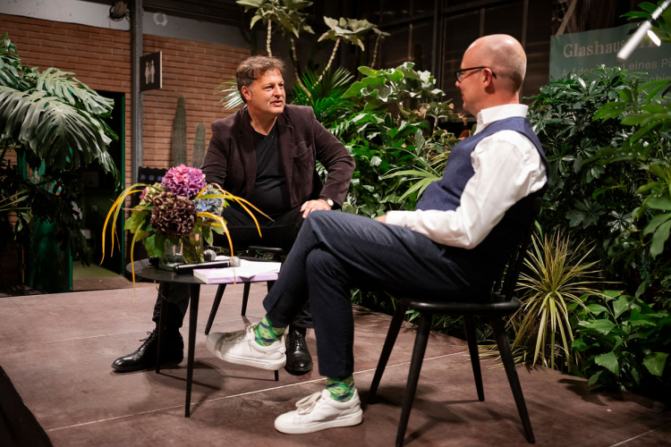 Trauerredner Hannes Benedetto Pircher (links) und der Arzt (und Ex-Pfarrer) Ulrich Kössler im Gespräch in der Gärtnerei Schullian.