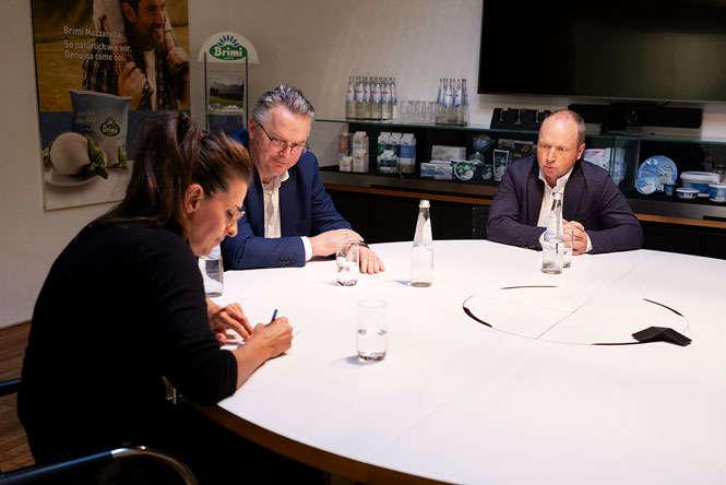 Silke Hinterwaldner hat für die Titelgeschichte in diesem Heft zwei Obmänner mit guter Laune getroffen: Mila-Obmann Joachim Reinalter (Mitte) und Brimi-Obmann Klaus Faller. Ab Seite 16