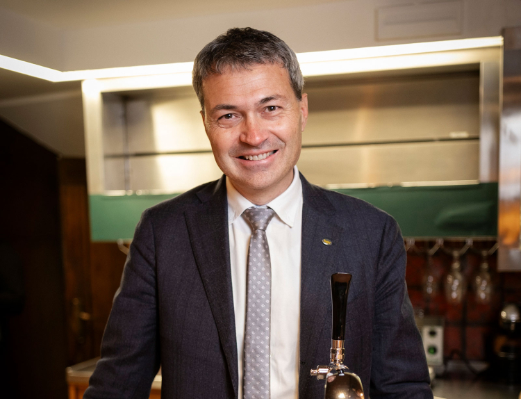 Gastwirt Klaus Berger hinter der Bar in seiner Post am Grieser Platz: Er spricht in sanften Tönen, eine Neupositionierung des HGV ist aber nicht zu erwarten. „Wir brauchen eine gesunde, wirtschaftliche Entwicklung“, sagt er.