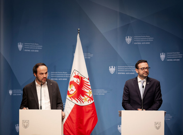Die Bildungslandesräte Philipp Achammer (links) und Marco Galateo: „Der Bildungsomnibus stärkt Inklusion, Mitbestimmung und individuelle Bildungswege.“