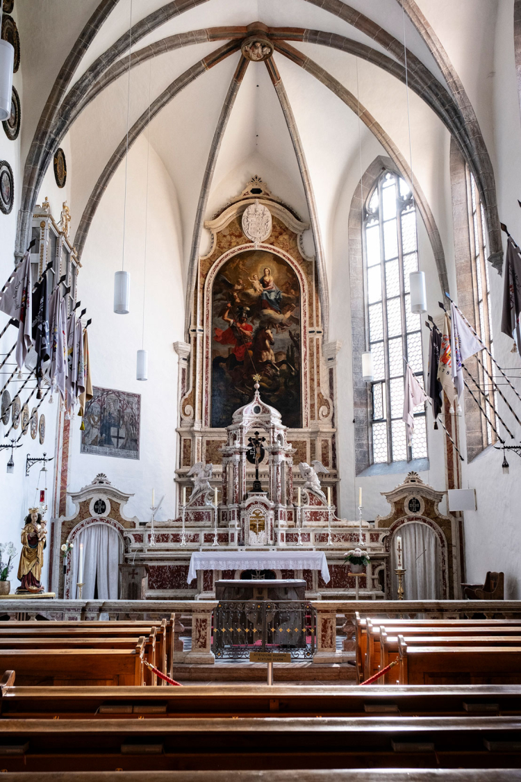 Seit über 800 Jahren gibt es den Deutschen Orden in Südtirol. In Bozen steht die Deutschhauskirche St. Georg, auf dem Foto sieht man die Innenansicht der Kirche. In der Nachbarschaft befinden sich drei Schüler- und Studentenheime, die dem Orden gehören.
