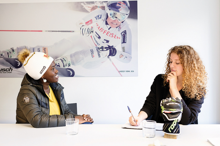 ff-Mitarbeiterin Lisa Fulterer im Gespräch mit Sabrina Simader, Kenias erster Skirennläuferin. Sabrina Simader und Lisa Fulterer