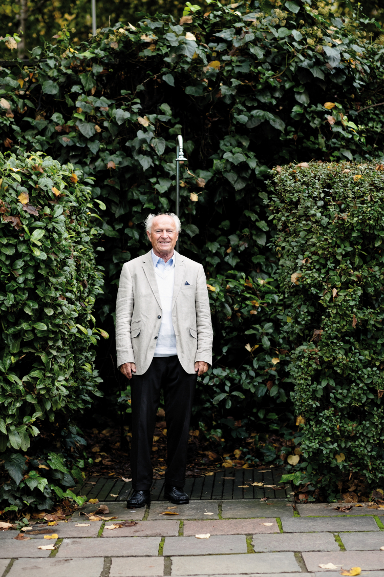 Arnold Gasser vor dem „Urtyp“ der Dusche: Vor 40 Jahren gründete er zusammen mit Hans Krapf das Duschkabinenunternehmen Duka. Arnold Gasser