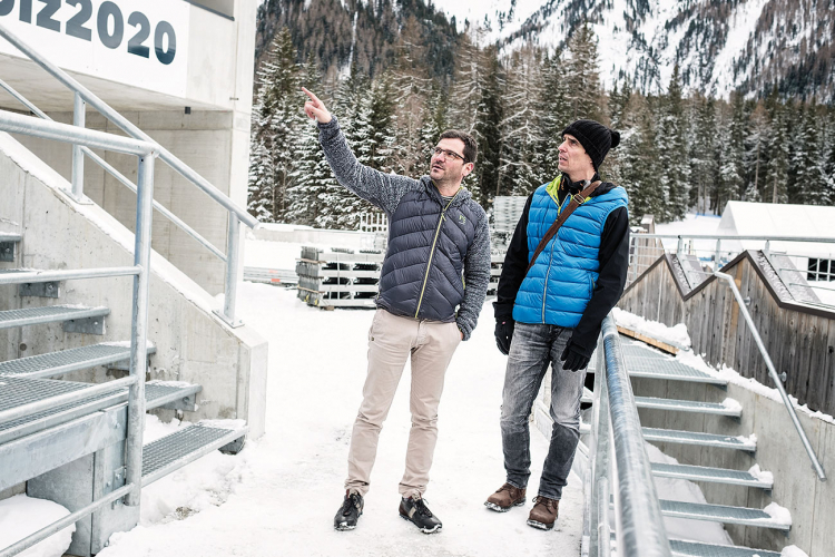 Karl Hinterwaldner (rechts) lässt sich von Lorenz Leitgeb, OK-Chef der Biathlon-WM, zeigen, wie sich Antholz für die Weltmeisterschaft gerüstet hat – das erste Rennen findet am Donnerstag statt. Karl Hinterwaldner (rechts) und Lorenz Leitgeb