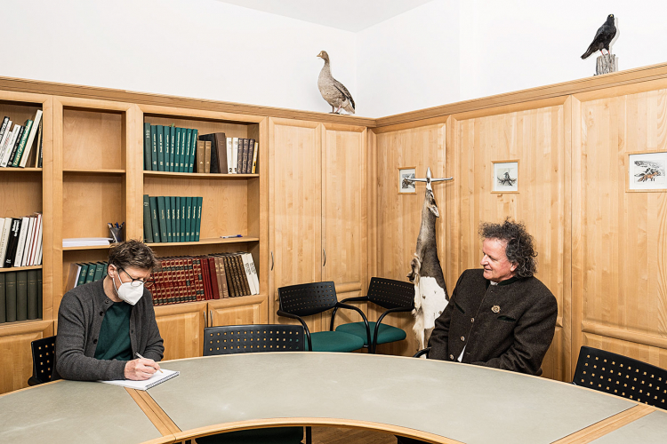 Gespräch zwischen Trophäen, Markus Larcher hat für das Porträt in dieser Ausgabe den neuen Landesjägermeister Günther Rabensteiner getroffen –
es hat gedauert, bis sie einen Termin fanden. Markus Larcher und Günther Rabensteiner